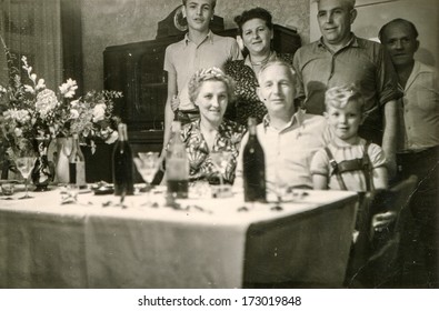 GERMANY, CIRCA FIFTIES - Vintage Photo Of Family Party