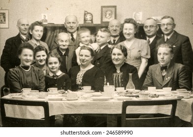 GERMANY, CIRCA THIRTIES: Vintage Photo Of Big Family During A Family Meal