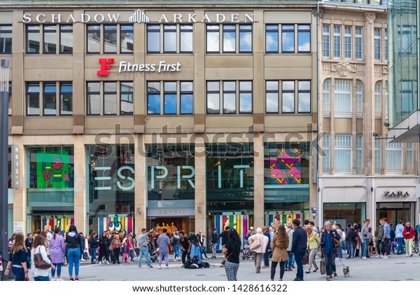 Düsseldorf, Germany - JUNE 2019: Outdoor sunny\
view of Schadowplatz, famous square is located inner city centre,\
in front of ESPRIT retail shop and SCHDOW ARKADEN mall in\
Düsseldorf,\
Germany.