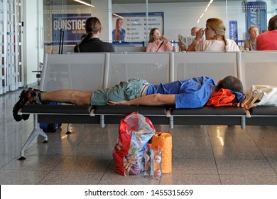 3,514 Man sleeping on bench Images, Stock Photos & Vectors | Shutterstock