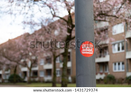 Get startet sticker at a pole