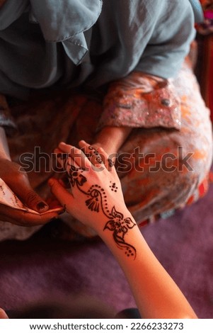 Getting henna tattoos in Oman 