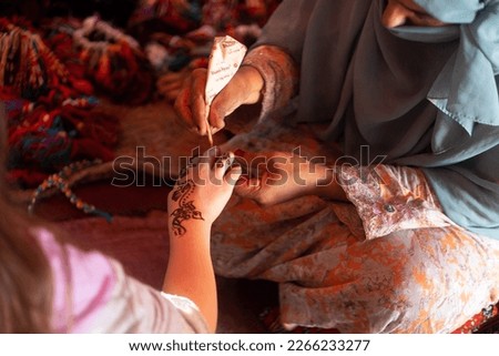 Getting henna tattoos in Oman 