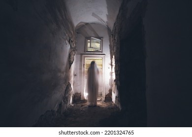 9,140 Woman and spooky house Images, Stock Photos & Vectors | Shutterstock