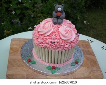 Giant Cupcake Cake Images Stock Photos Vectors Shutterstock