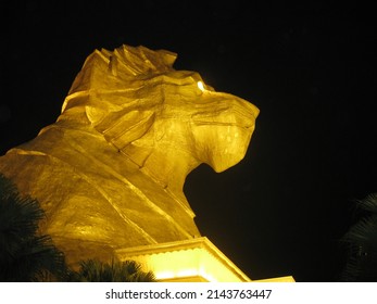 Giant Golden Lion Statue With Shiny Eyes 