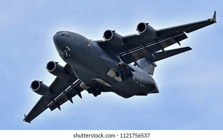 Giant Military Aircraft Boeing C–17 Globemaster 