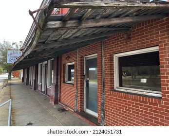 Gibson, Ga USA - 01 10 22: Small Town USA Downtown Gibson Georgia Sidewalk Old Strip Mall