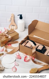 gift set scented candle and diffuser scented oil with the scent of roses and rose petals, body lotion, reusable cotton discs to remove makeup, Valentine's Day or Mother's Day gifts or birthday 