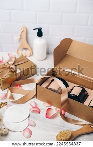 gift set scented candle and diffuser scented oil with the scent of roses and rose petals, body lotion, reusable cotton discs to remove makeup, Valentine's Day or Mother's Day gifts or birthday 