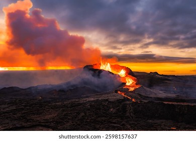 Una gigantesca erupción volcánica al atardecer con lava brillante y nubes humeantes