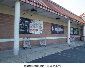 Gillette, NJ, USA - 06-29-2021: Outside A Liquor Store In New Jersey