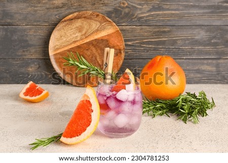 Gin and tonic with grapefruit on table