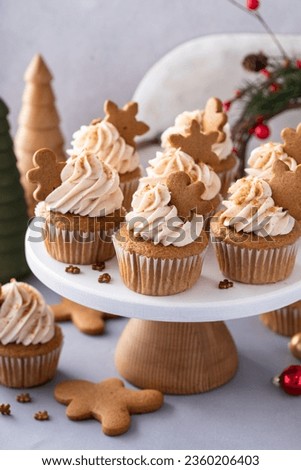 Gingerbread cupcakes with warm winter spices topped with little gingerbread cookies, dessert idea for Christmas