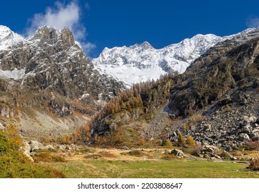 Gioberney Cirque in the Ecrins National Park in Autumn. Famous for its hiking trails (GR 54) and unique views of the Ecrins Massif. Valgaudemar Valley, Alps, France