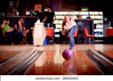giovane ragazza gioca a bowling