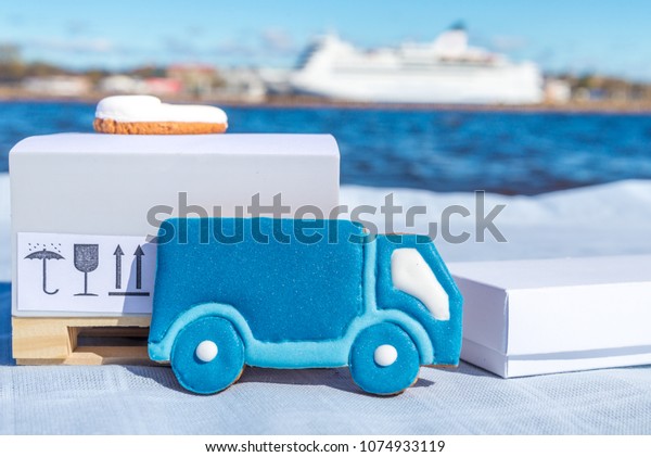 Girgerbread cookie, cargo\
logistic concept 