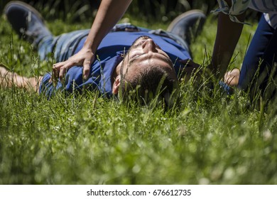 Girl Assists An Unconscious Guy After Accident