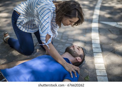 Girl Assists An Unconscious Guy After Accident