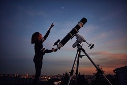 Fille Avec Un Télescope Astronomique Qui Pèse Sous Le Ciel étoilé.