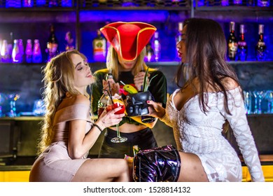 Bartender Dress Imagenes Fotos De Stock Y Vectores Shutterstock