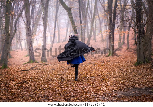 Scared Girl Running Away : 562 Images, Photos Et Images Vectorielles De ...