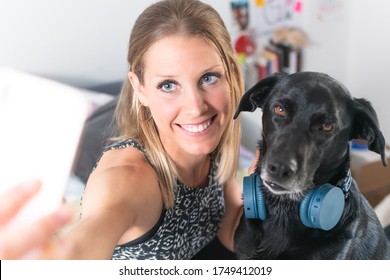 黒犬 の写真素材 画像 写真 Shutterstock