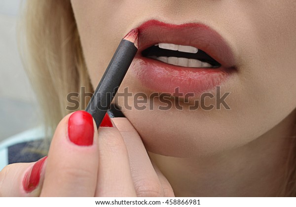 The girl brings the\
lips in red pencil