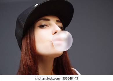 268 Blowing bubble gum black woman Images, Stock Photos & Vectors ...