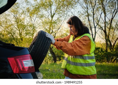 Girl Changing Tyre Images Stock Photos Vectors Shutterstock