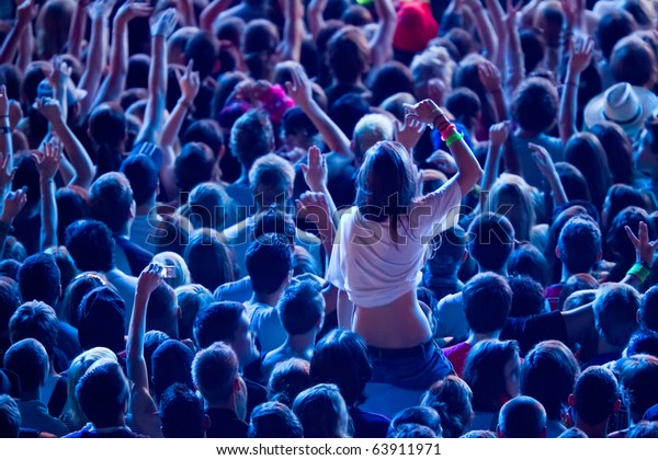 群衆と共に歓声を上げ 友人の肩に座る女の子 の写真素材 今すぐ編集