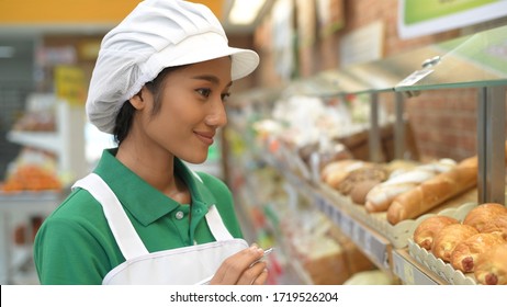 The girl is counting the products that are on sale everyday in the department. - Powered by Shutterstock