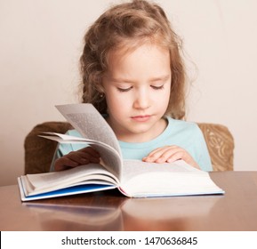 Mädchen macht Hausaufgaben. Kindererziehung