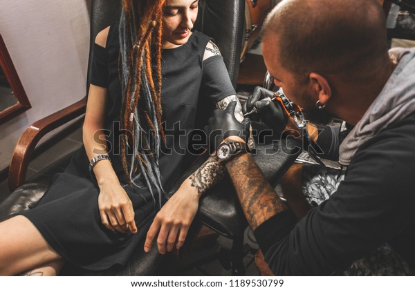 Girl Dreadlocks Tattoo Parlor Master Creates Stockfoto
