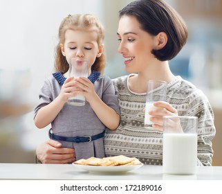 cô gái uống sữa tại nhà bếp
