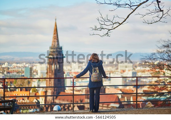 Fille jouissant d'un beau panorama sur : photo de stock ... Fille jouissant d'un beau panorama sur : photo de stock ...