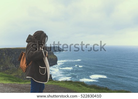 Foto Bild Cliffs of Moher, Frau schaut in die Ferne