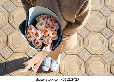 The girl with a gift bouquet of fine peach roses,for mom bouquet of roses