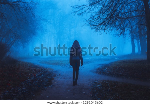 女の子は不思議な森の中で道を行く 壁紙の背景 赤い葉の霧の中の奇妙