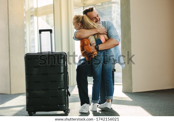 Girl Greets Her Dad Door When 库存照片（立即编辑）1742156021