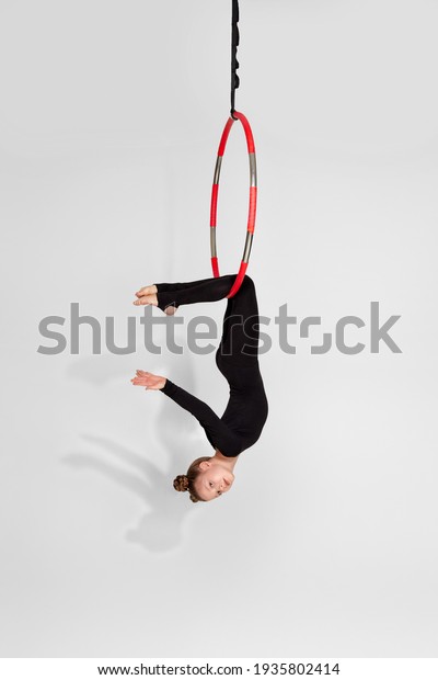 Girl gymnast shows\
an acrobatic performance
