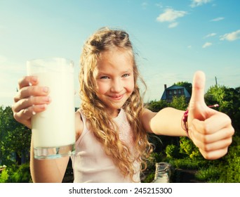 Cô gái giữ ly sữa. Con hạnh phúc vào mùa hè