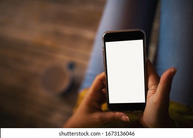 chica sujetando un smartphone