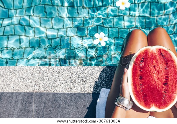 青いプールにスイカを持つ女の子 細い脚 インスタグラムスタイル 熱帯果実食 夏休みの遊牧民 の写真素材 今すぐ編集