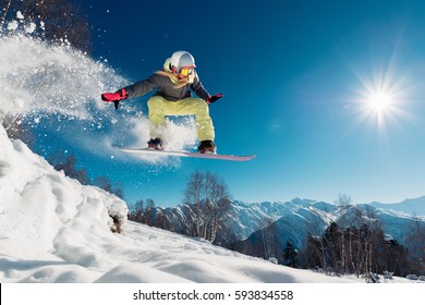 Девушка прыгает со сноубордом с холма