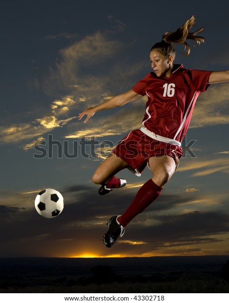 女の子がサッカーボールを空中で蹴る の写真素材 今すぐ編集