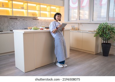 A Girl In The Kitchen Reading A Cookery Blog Online