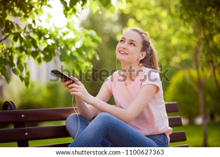 Similar – Teenager lächelnd, der sein Smartphone auf einem Basketballplatz aussieht.