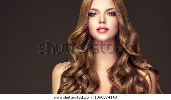 Girl Long Brown Shiny Curly Hair Stockfoto Jetzt Bearbeiten