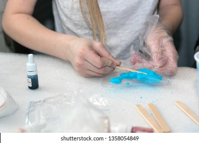 The Girl Makes Chemical Experience To Do Bath Bomb